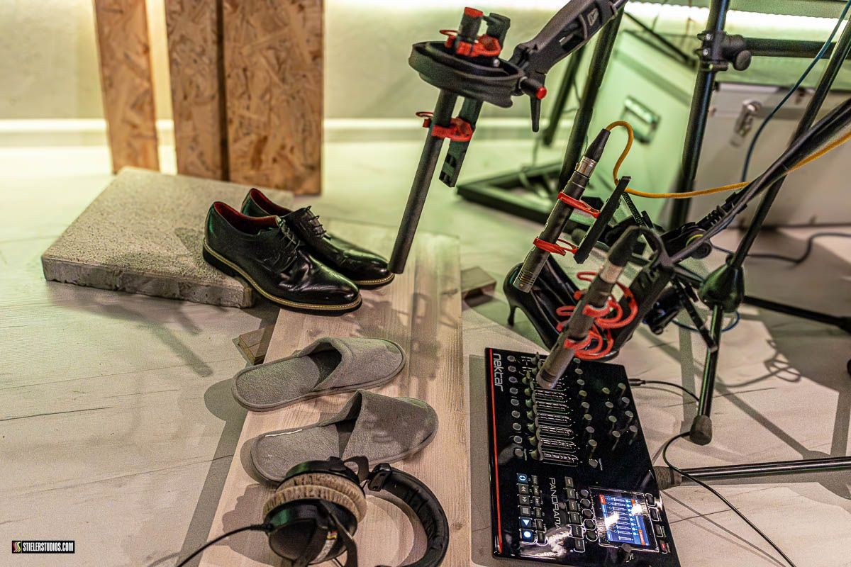 Mikrofony w trakcie nagrywania dźwięków foley do filmu, w ramach udźwiękawiania produkcji filmowej Mikrofony w trakcie nagrywania dźwięków foley do filmu, w ramach udźwiękawiania produkcji filmowej